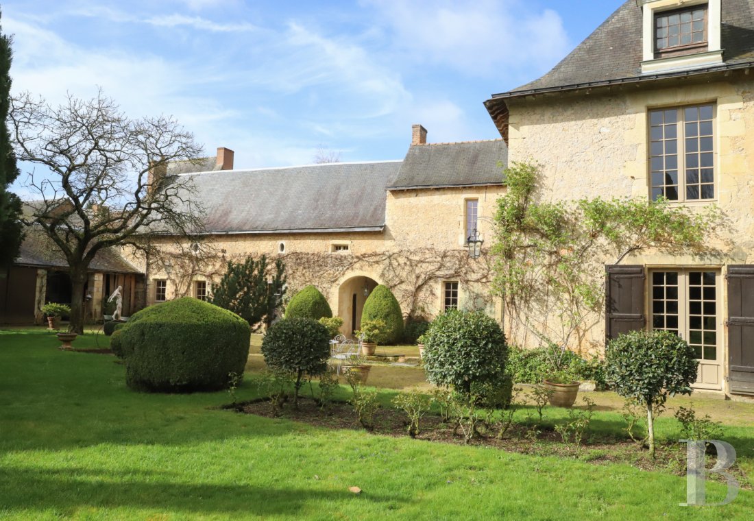 A former 11th century priory and its walled garden in Durtal, in Haut-Anjou - photo  n°5